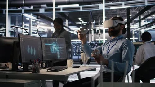 Administrator verwendet VR-Headset im Rechenzentrum, um Servertechnik zu aktualisieren