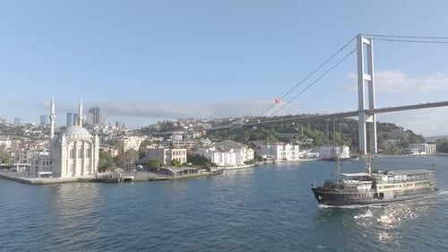 Historische Ortaköy-Moschee und Bosporus von Istanbul aus der Luft