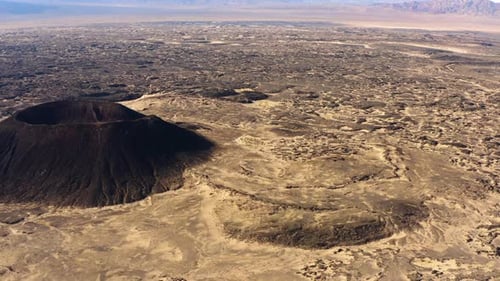 Luftaufnahme einer abgelegenen Landschaft in der Mojave-Wüste in Südkalifornien, die zeigt, dass der Amboy-Krater ein