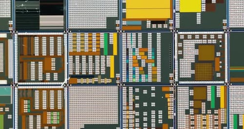 Plan rapproché d'une plaquette semi-conductrice en silicium. En électronique, une plaquette, également appelée tranche ou substrat, est