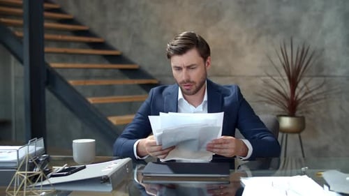 Porträt eines verärgerten Geschäftsmannes, der Dokumente mit schlechten Ergebnissen überprüft. Enttäuschter Geschäftsmann