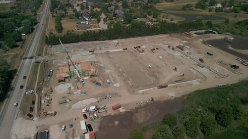 Ein Bulldozer ebnet ein Grundstück für die Bebauung einer Suite Große Luftaufnahme