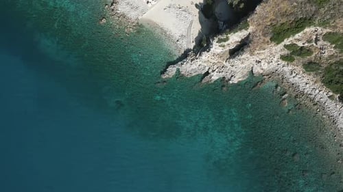 Vidéo aérienne de Coccorino, Italie, sur la mer Tyrrhénienne