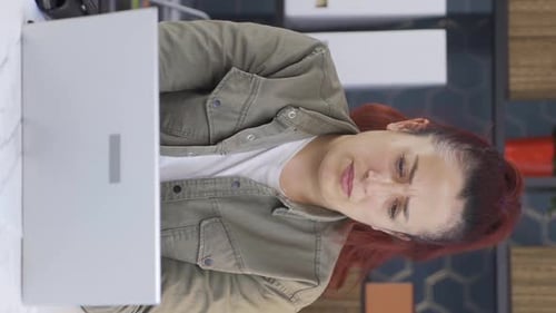 Vertikales Video einer Geschäftsfrau mit einem Nervenzusammenbruch.