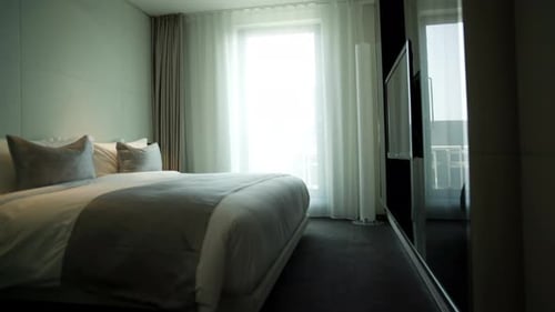 una habitación de hotel estilista