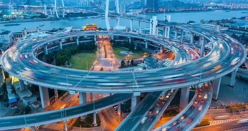 Vue aérienne époustouflante de l'échangeur en spirale du pont Nanpu de Shanghai la nuit