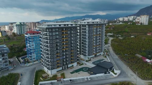 Luftvideo Neue komplexe Fassade, aufgenommen mit bewölktem Himmel, der einen atemberaubenden Hintergrund schafft
