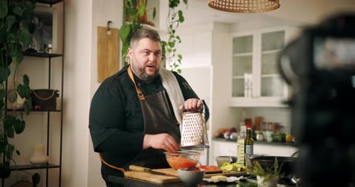Mann, Koch und Gespräch mit Video, Aufnahme und Reibe in der Küche mit Bioprodukten für Kochshow