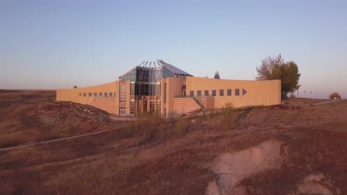 La puesta de sol dorada se refleja en un centro interpretativo único en las praderas