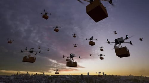 Riesige Flotte autonomer Lieferdrohnen, die bei Sonnenuntergang über die Skyline der Stadt fliegen