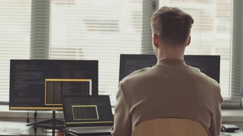 Männlicher Programmierer codiert am Computer am Arbeitsplatz