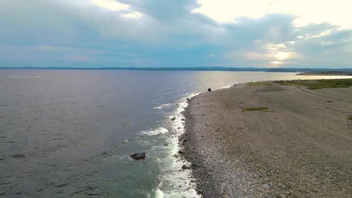 Playa de piedra con un hermoso cielo 4K Areal