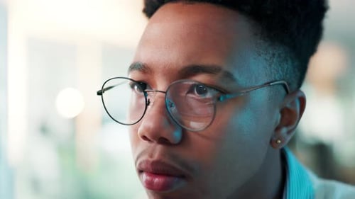 Gafas, hombre o TI ayudan al desarrollador en la computadora para la investigación de codificación o la actualización de ciberseguridad