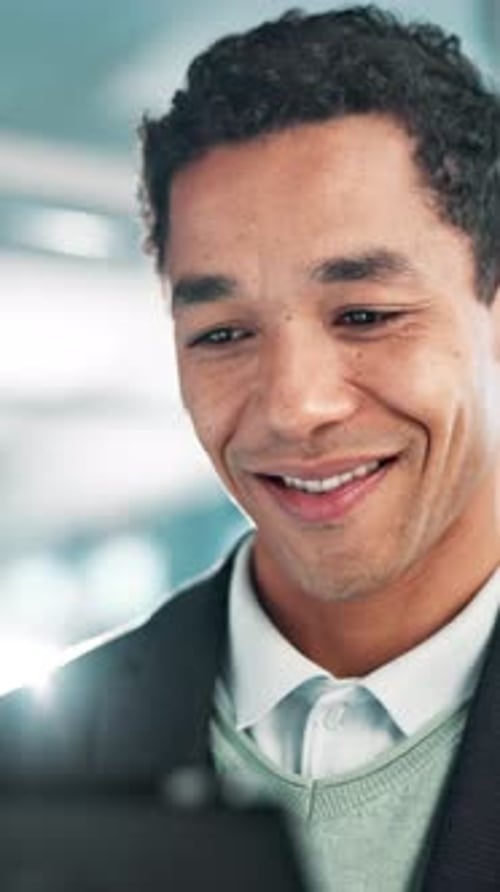 Bureau, entreprise et homme sur tablette dans le hall pour le réseautage, la connexion et la planification financière