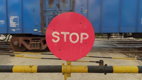 Sinal de parada de perto em Railway Crossing