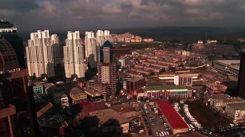 Toma aérea de los rascacielos de Estambul y del polígono industrial automotriz de Ataturk