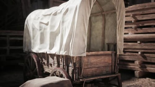 Explorando un viejo vagón de madera cubierto con un paño en un lugar rústico