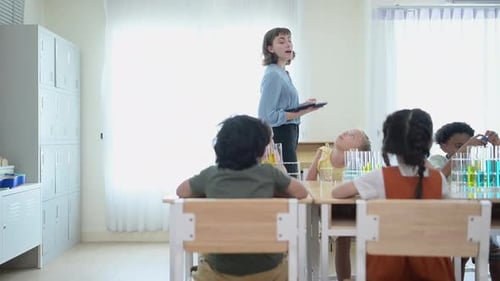 Teacher and students, Learn and experiment with science in a school science classroom.