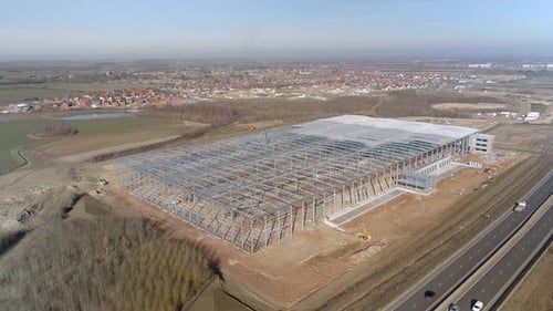 Una gran unidad de distribución de almacén durante la construcción