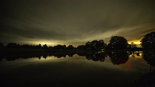 Dramatisch Zeitraffer des Sternenhimmels, der die Farben wechselt und sich auf dem Wasser spiegelt