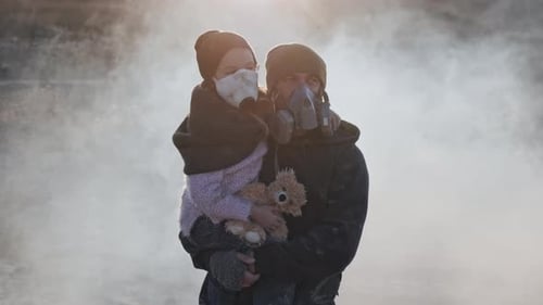 Ein überlebender Vater trägt ihre Tochter in einer Gasmaske und bewegt sich in leeren Toten durch giftige Rauchwolken