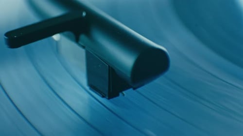 Buntes Vintage-Vinyl zum Abspielen auf Plattenspieler