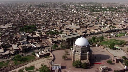 Paisagem urbana de Multan com o túmulo de Shah Rukn-e-Alam — Vista aérea do marco histórico