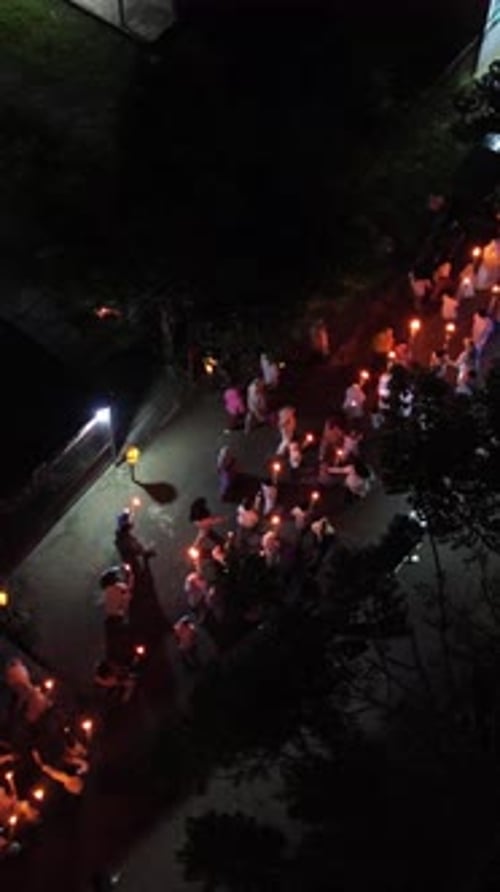 Images aériennes verticales de personnes célébrant un relais de la flamme pendant le mois sacré du Ramadan