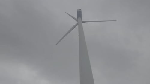 „Power in Motion: Das Hypnotikum Rotation von Windturbinen“