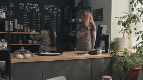 Zwei junge Frauen arbeiten zusammen im Café