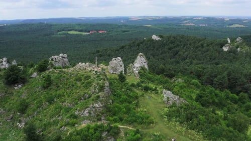 Colinas rochosas de Gora Zborow em uma reserva natural