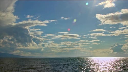 Blauer Himmel und weiße Wolken, bewegtes Panorama, Frühling, Sommer