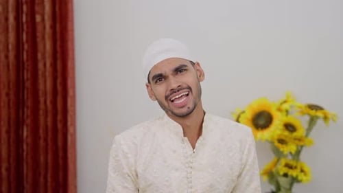 Homem muçulmano fazendo xixi