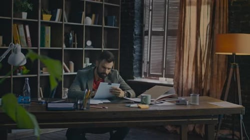 Homme d'affaires travaillant avec des documents papier. Homme d'affaires travaillant avec Business Contract At