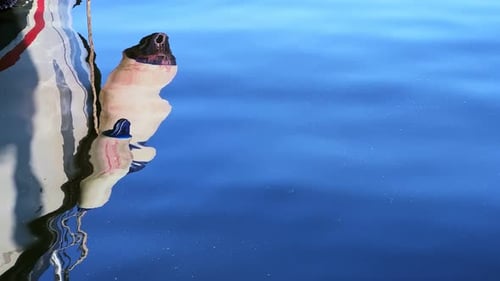 Spiegelung des Fischerbootes auf dem Meerwasser 7