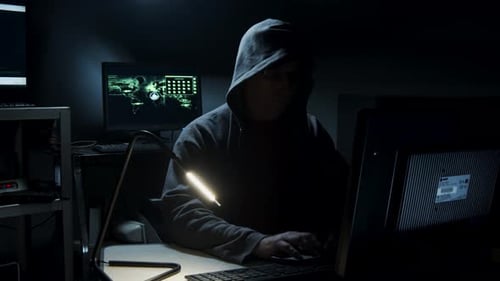 Un pirate informatique saisit du code informatique.