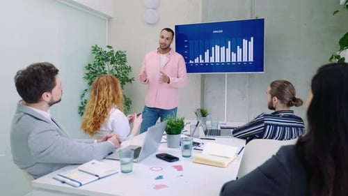 Ein männlicher Mentor leitet ein vielfältiges Führungsteam in einer Vorstandssitzung Die multikulturelle Gruppe von