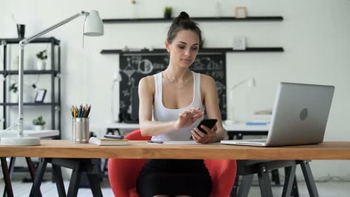 Geschäftsfrau benutzt Handy mit Greenscreen am Arbeitsplatz. Konzept der Copyspace-Werbung für...