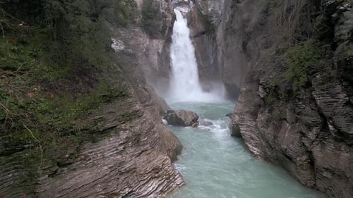 Filmmusik Luftaufnahme des majestätischen Wasserfalls in der Natur