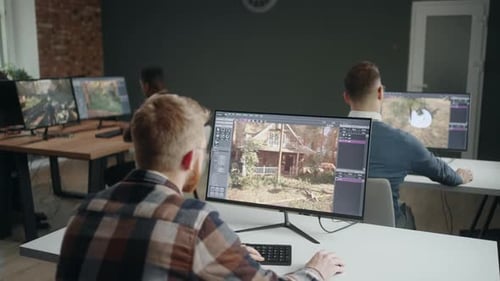 Büro der Computerspielentwicklungsfirma Junge männliche IT-Spezialisten und 3D-Designer
