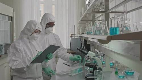 Biotecnólogos comprueban tubos de ensayo con muestras en el laboratorio