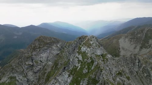 Zumbido orbita alrededor de la cima de una montaña con hermosas montañas y paisajes al fondo, carpath