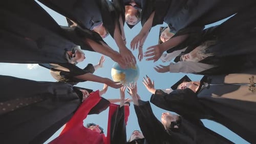 Les diplômés uniront leurs mains dans le monde entier et se lanceront