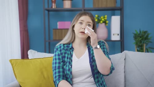 Jeune femme malade aux yeux qui coulent.