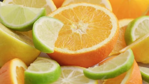 Vielzahl von Zitrusfrüchten wie Orange, Zitrone und Limette