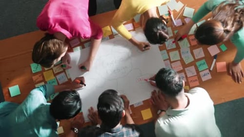 Zeitraffer, in dem das Geschäftsteam über einen intelligenten Plan spricht und diskutiert. Fachtagung.