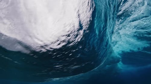 Vue sous-marine de la vague océanique qui déferle sur le récif