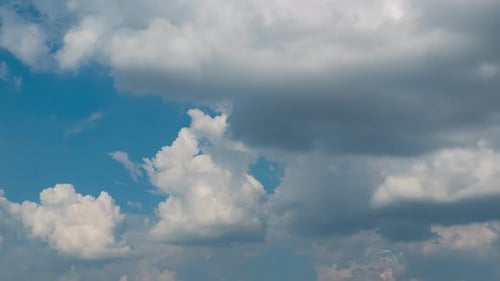 Cielo azul con nubes esponjosas Time Lapse en un día soleado, imágenes en 4K.