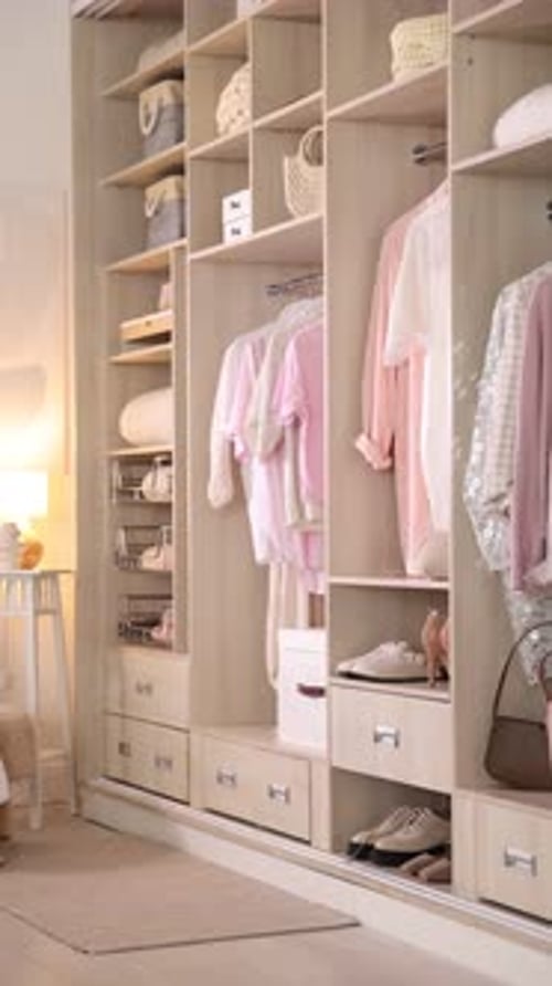 Armoire avec différents vêtements et articles de maison bien organisés. La caméra se déplace vers la droite