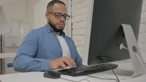 Afrikanischer Geschäftsmann arbeitet am Computer